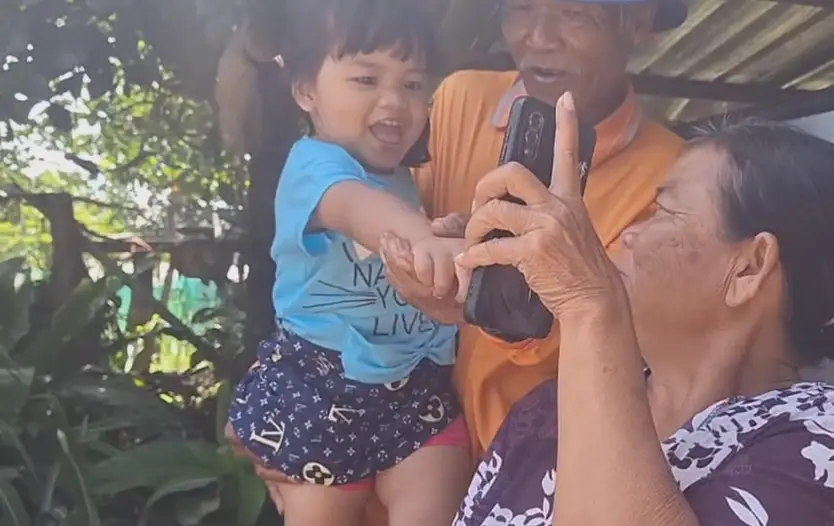 ลูกสาวนายกอล์ฟ ขอคุยกับพ่อด้วย