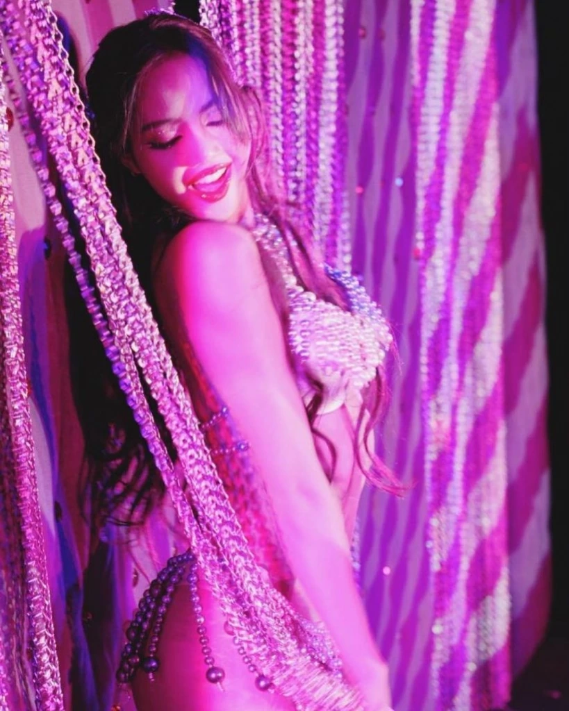 "ลิซ่า" ไม่แผ่วจัดเต็มลงรูปการแสดง Crazy Horse ในคลับคาบาเร่ต์ที่ปารีส 