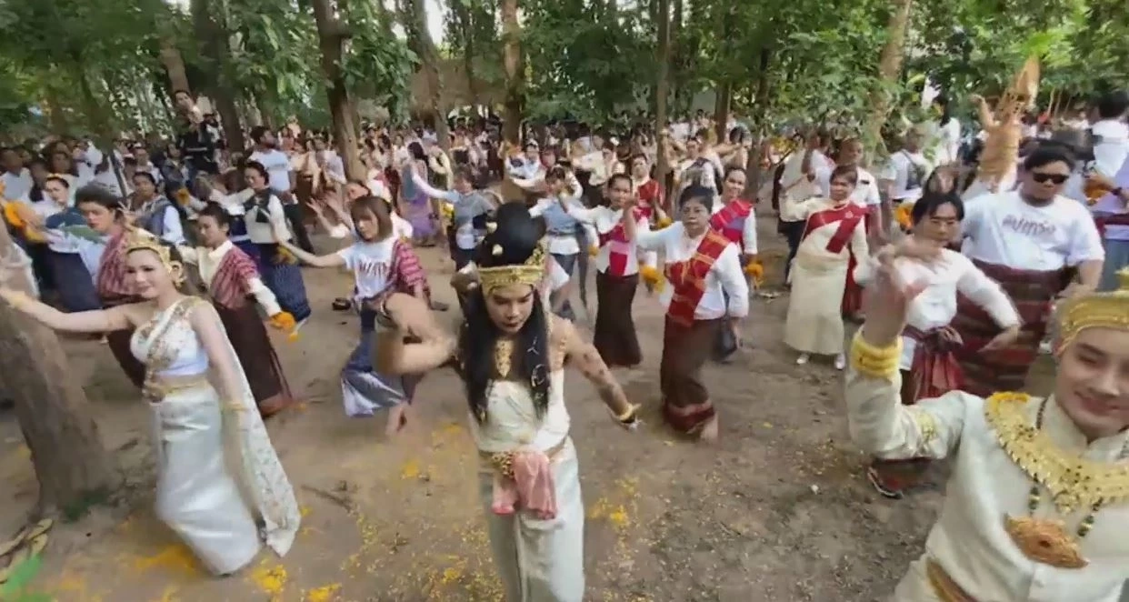 "ต้องเต" แต่งหญิงรำแก้บน หลังหนัง "สัปเหร่อ" กวาดรายได้ทะยานสู่ 700 ล้านบาท