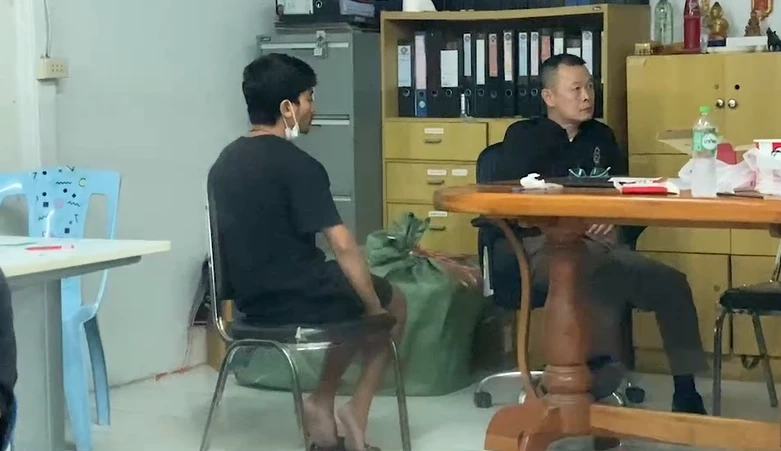 นายสรศักดิ์ เหล่างาม พี่ชายของนายเบ็น เดินทางเข้ามอบตัวกับตำรวจ