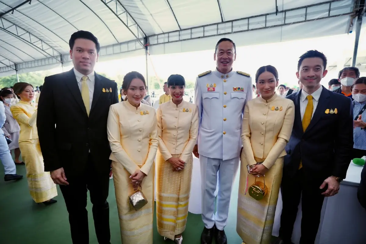 "นายกฯ"พร้อมครม.ร่วมทำบุญตักบาตรเนื่องในวัน"นวมินทรมหาราช"