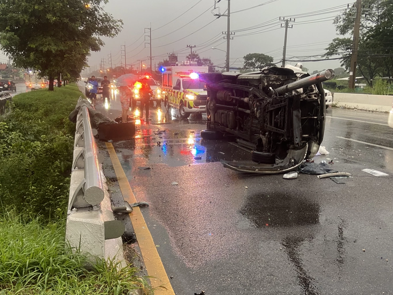 พ่อค้าลูกชิ้น ซิ่งกระบะพุ่งเสียบราวสะพาน รอดปาฎิหาริย์ เพระหลวงพ่อเงิน