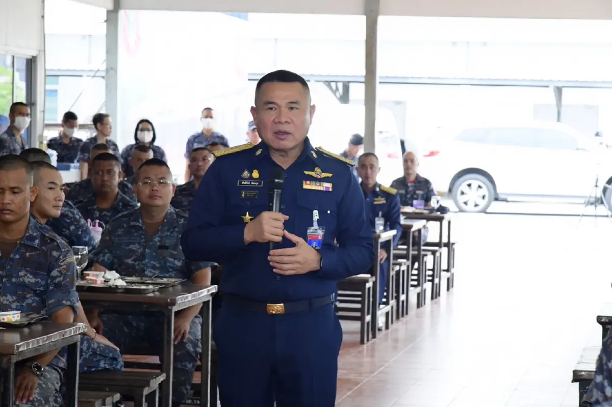 "ผบ.ทอ." ร่วมทานข้าวกับพลทหาร แนะ อดทนกับอุปสรรคแล้วทุกอย่างจะผ่านด้วยดี