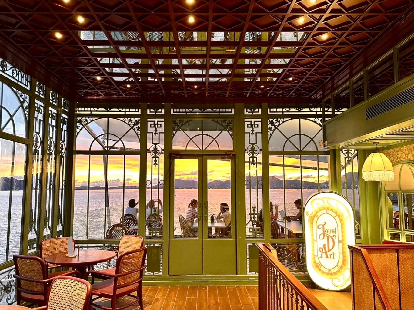 มาใช้ไลฟ์สไตล์ริมทะเลภูเก็ต ฟังเสียงคลื่น นั่งชิลจิบกาแฟที่คาเฟ่ขนมหวาน