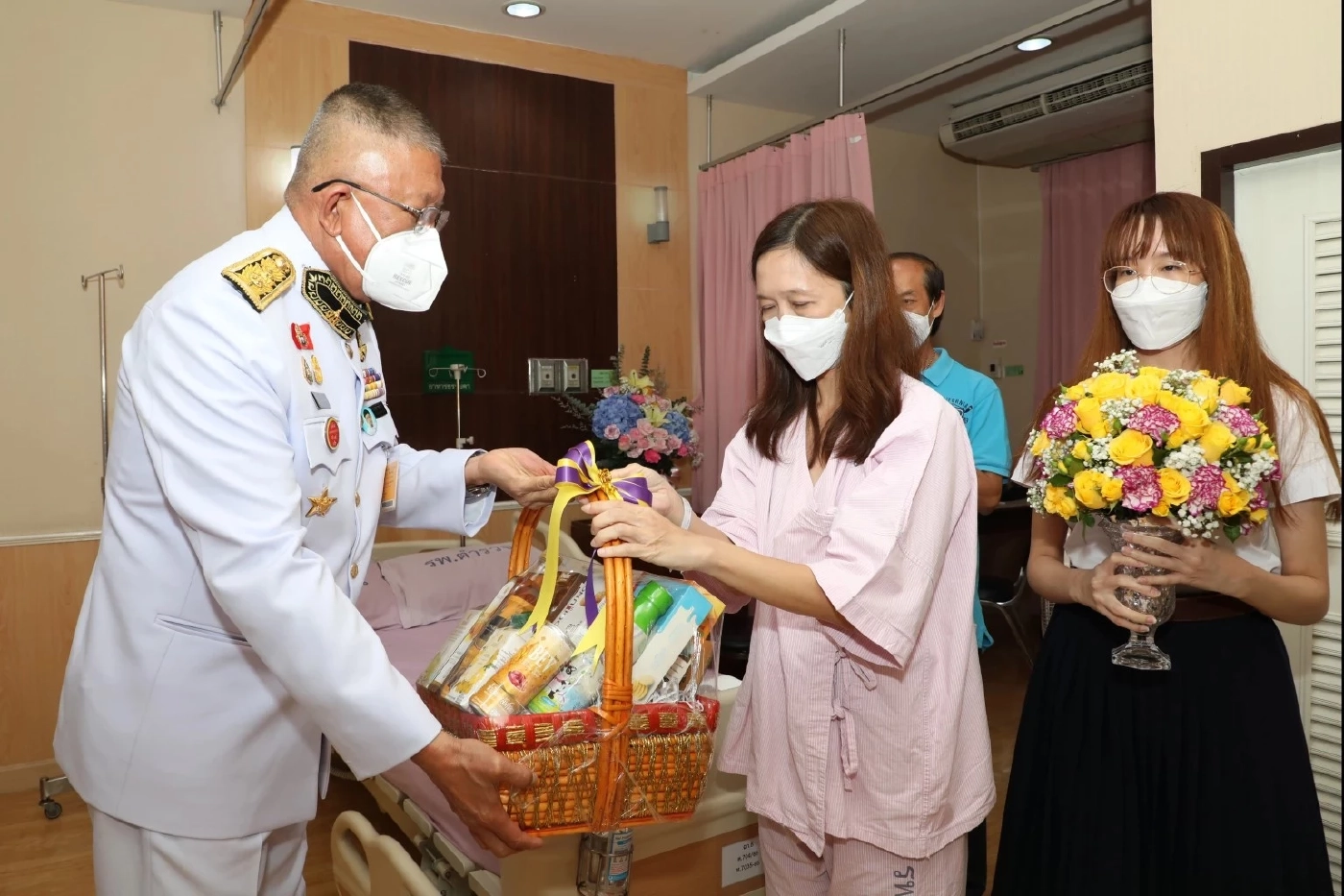ในหลวง ทรงรับผู้บาดเจ็บ เหตุกราดยิงในห้างพารากอนไว้ในพระบรมราชานุเคราะห์