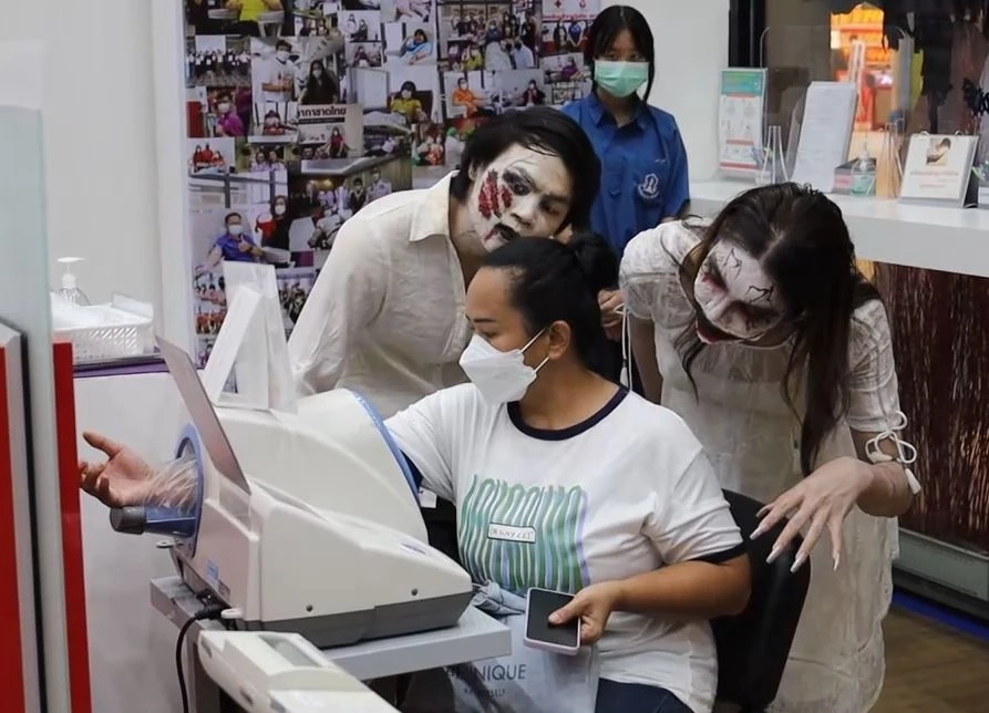 ไอเดียเก๋! แต่งผีมารับบุญ สร้างสีสันฮาโลวีน ชวนคนสุขภาพดี หนีผีมาให้เลือด