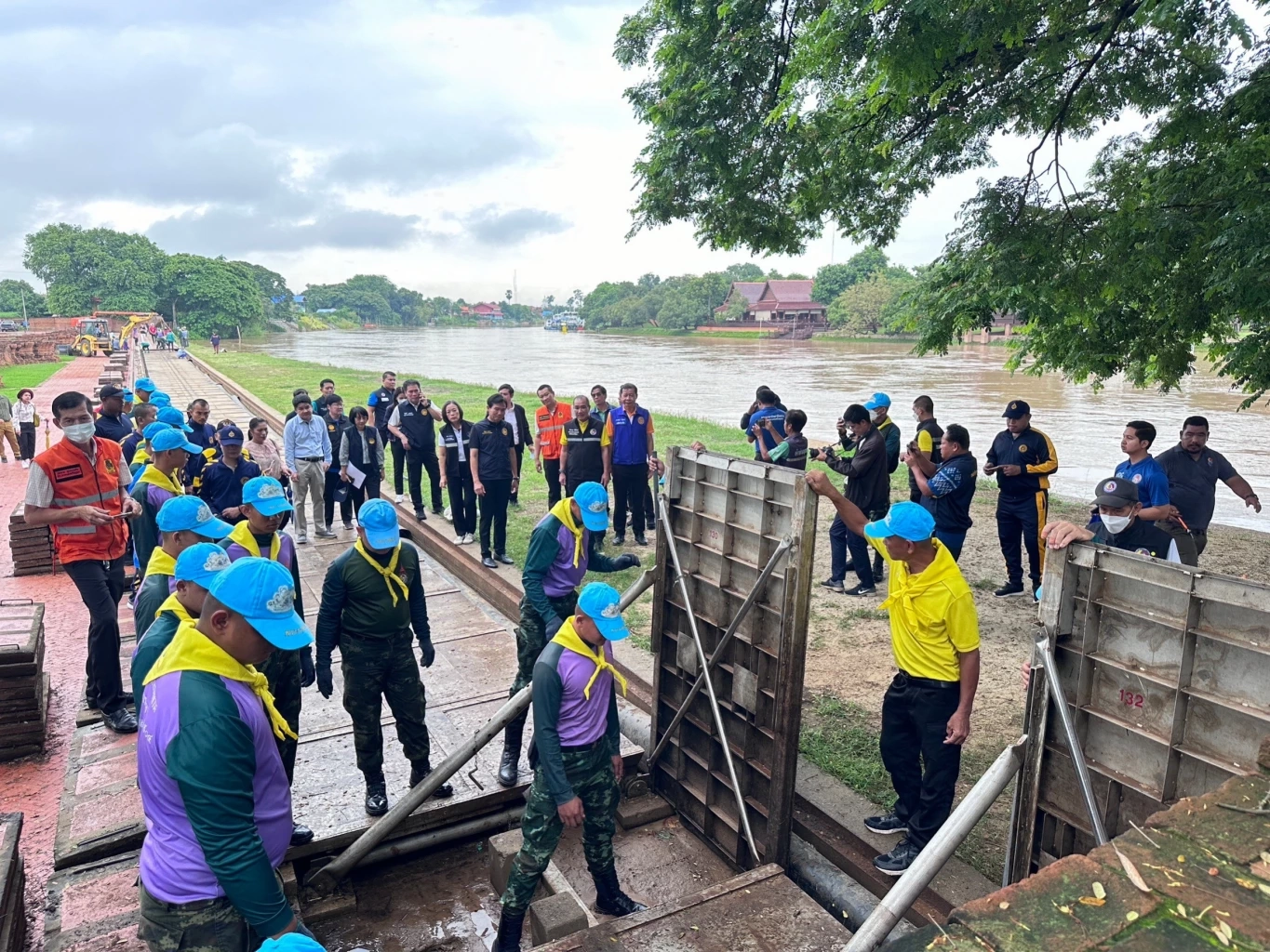 เร่งยกบังเกอร์สกัดน้ำท่วมวัดไชยวัฒนาราม หลังแม่น้ำเจ้าพระยาเพิ่มสูงขึ้น