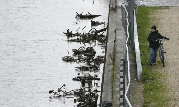 เมืองน่าอยู่ของนักปั่น ทำช็อก พบซากจักรยานเป็นขยะในคลองมากกว่า 10,000 คัน