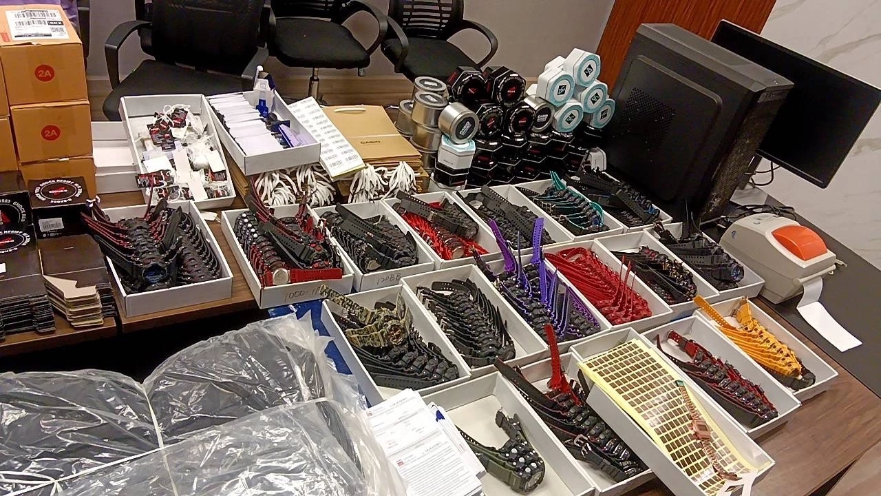 บุกทลายโกดัง ปลอมนาฬิกา หลอกขายผ่านออนไลน์ ยึดของกลางร่วม 2 ล้าน