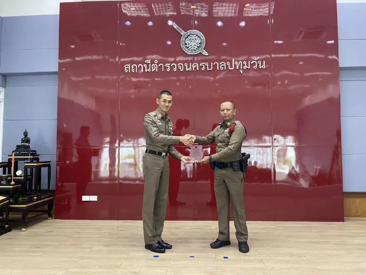 ร.ต.อ.ธัญอมร หนูนารถ รอง สวป.สน.ปทุมวัน (คนขวา)