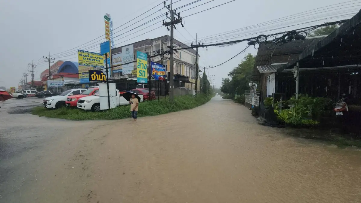 ฝนถล่มเมืองระยองอ่วม บขส.ใหม่ จมบาดาล