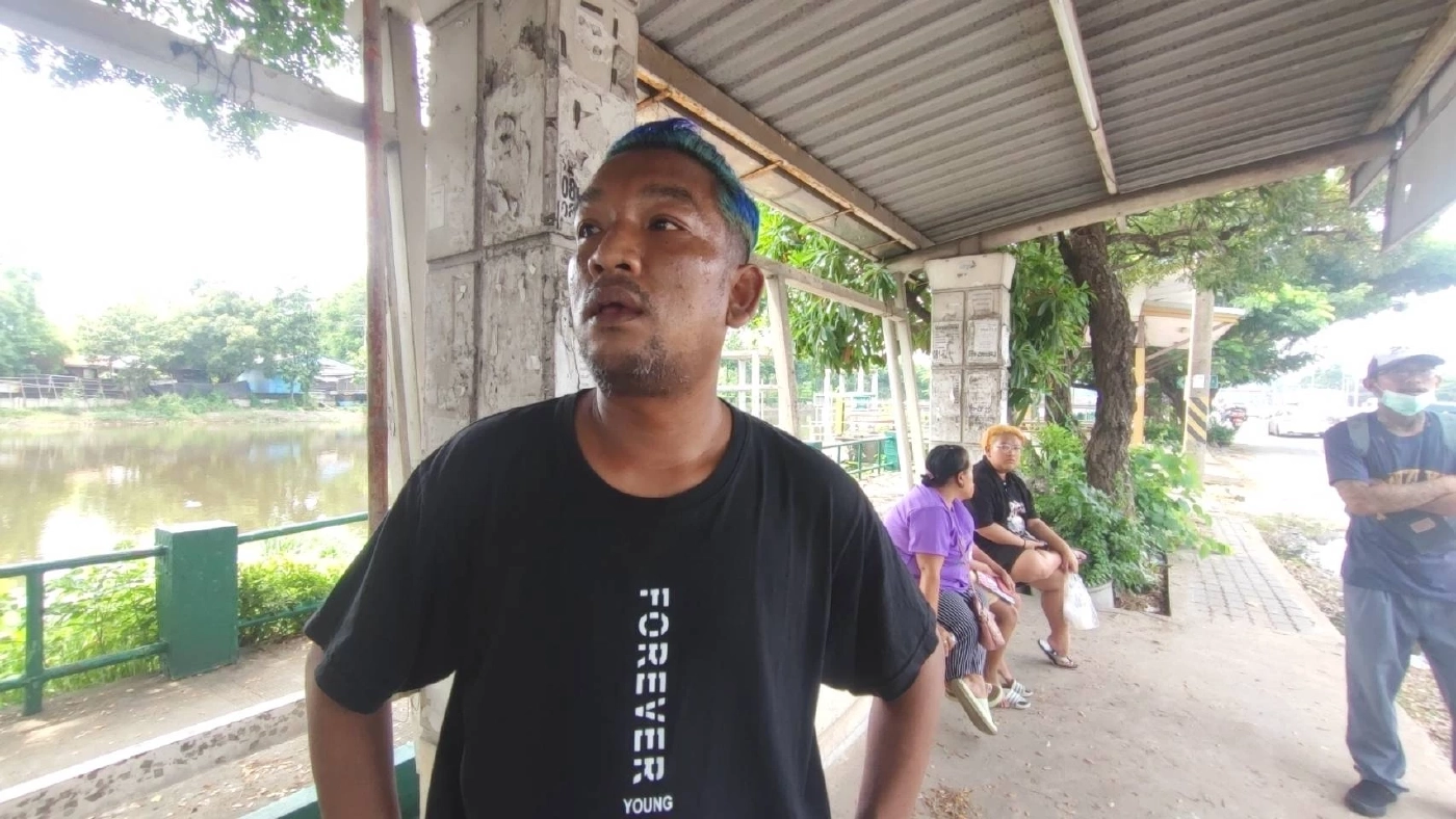 ไฟไหม้รถเก๋ง หนุ่มพาครอบครัวกลับจากทำบุญ โชคดีหนีออกมาทัน