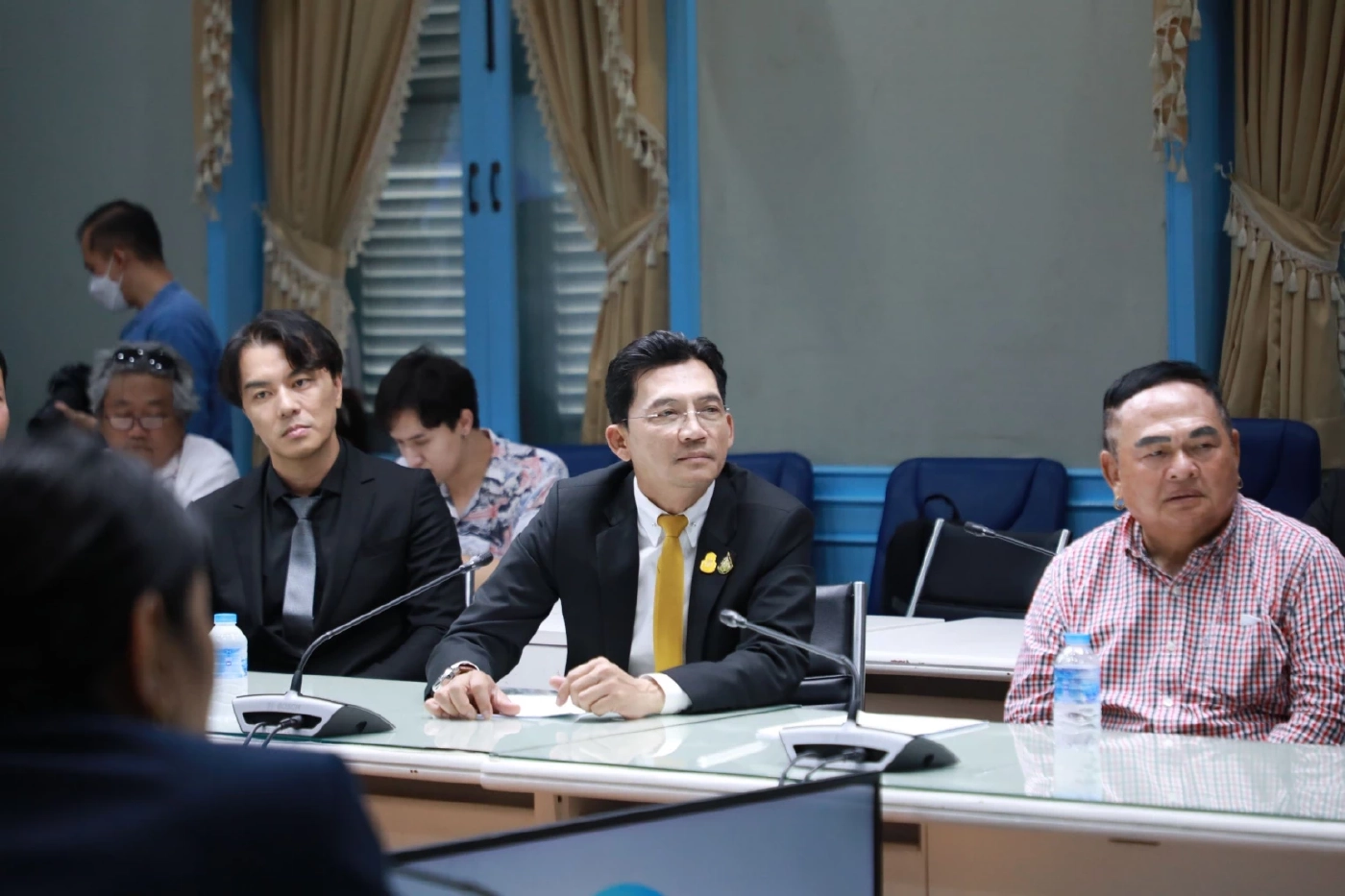 คนบันเทิง เข้าพบ อนุทิน รองนายกรัฐมนตรี ยื่นหนังสือขอยกเลิกคำสั่ง คสช.