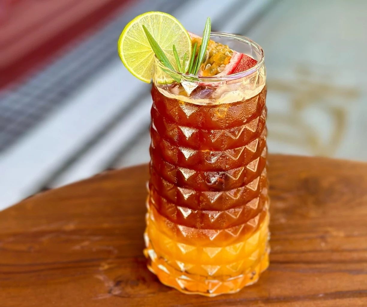 มาใช้ไลฟ์สไตล์ริมทะเลภูเก็ต ฟังเสียงคลื่น นั่งชิลจิบกาแฟที่คาเฟ่ขนมหวาน