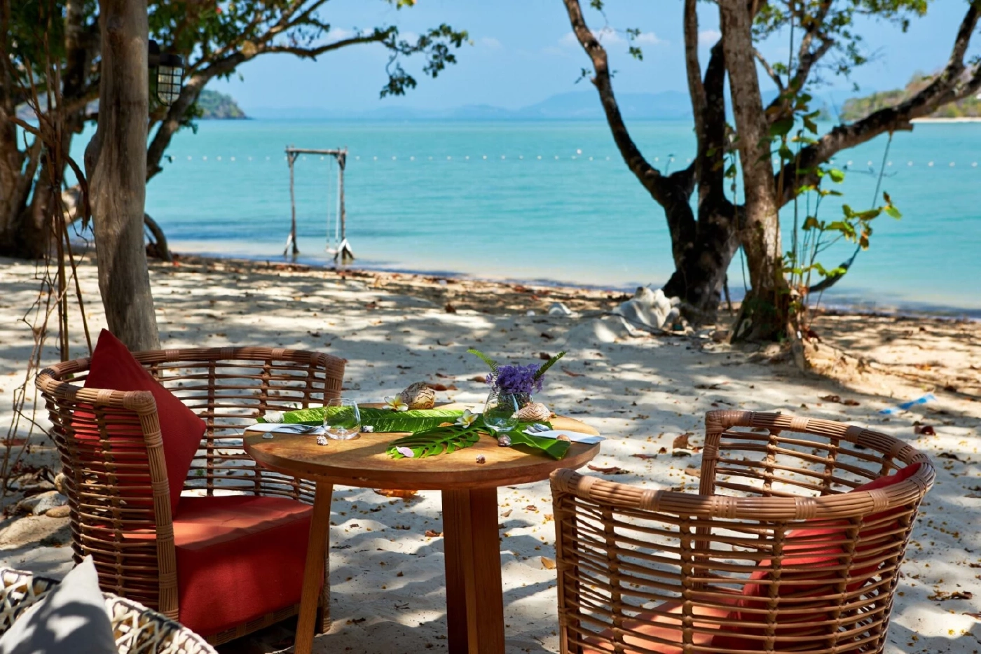 ชวนไปติดเกาะมะพร้าว ในรีสอร์ทหรูริมชายหาด นอนฟังเสียงคลื่นที่ภูเก็ต