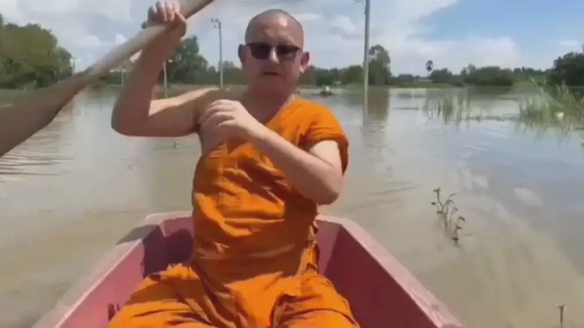เหมือนติดเกาะ! น้ำท่วมปิดทางเข้าออก "วัดพลายชุมพล" พระ-เณรต้องใช้เรือเข้าออก