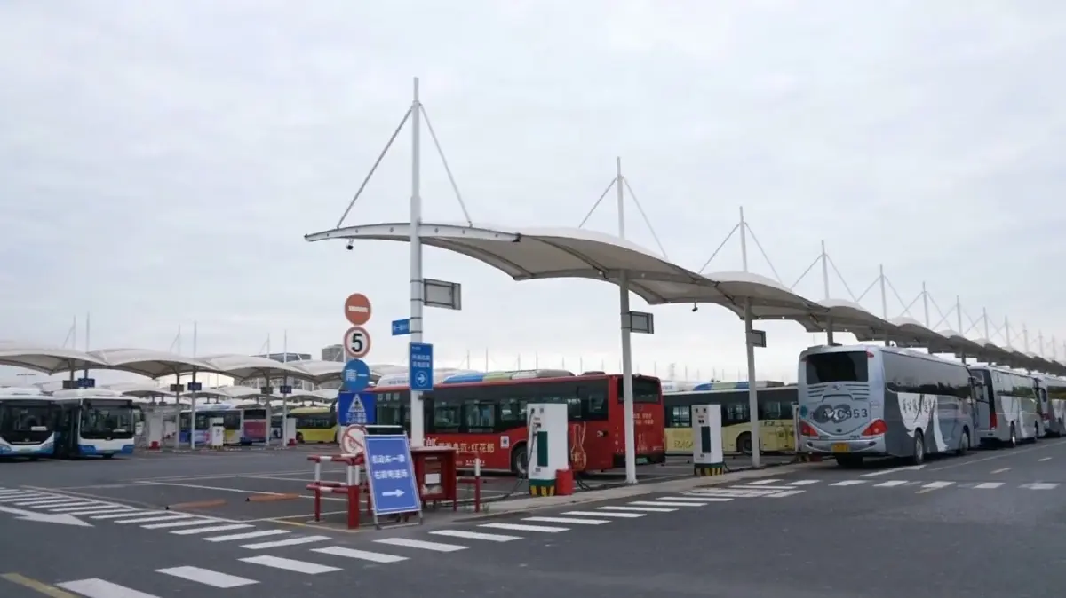หางโจวสร้างสถานีชาร์จไฟให้รถบัส ใหญ่ที่สุดในจีน (คลิปข่าว)