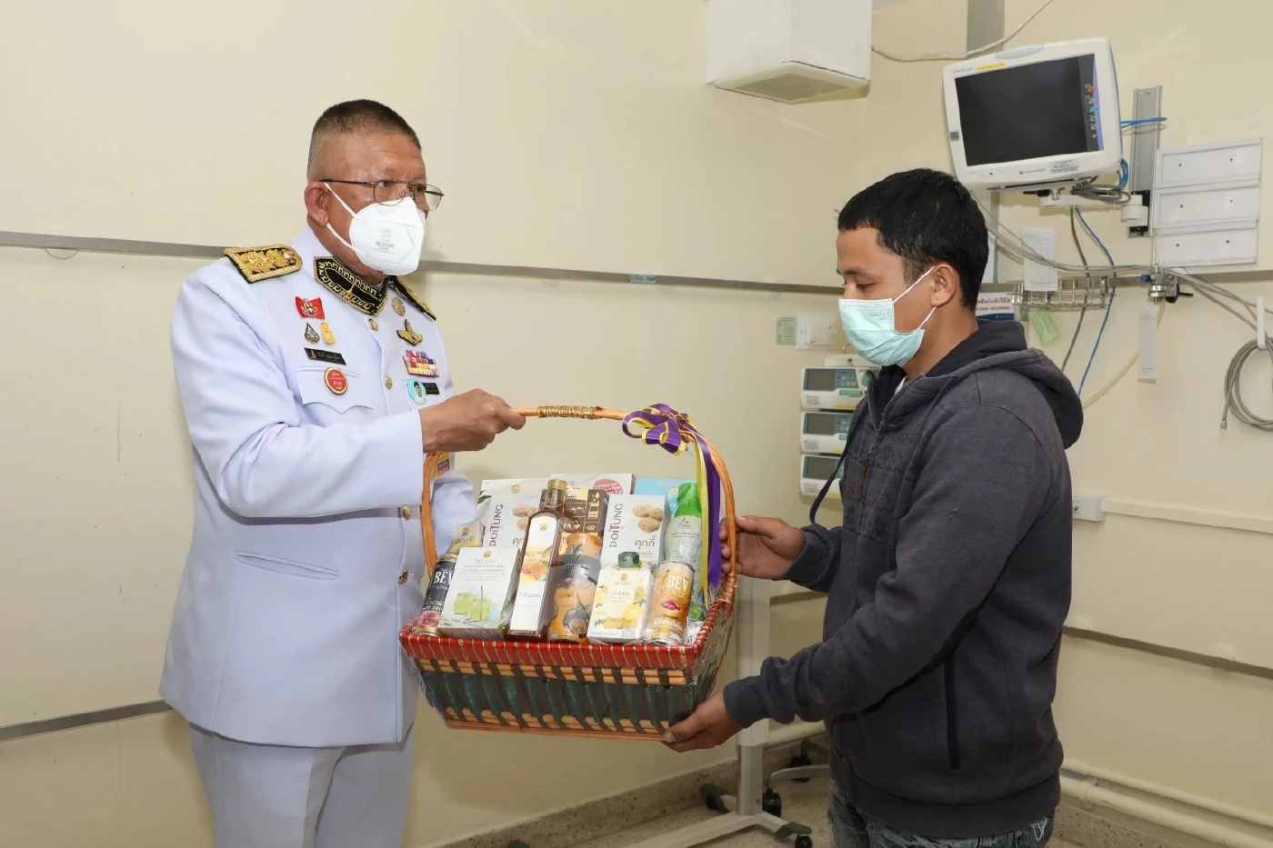 ในหลวง ทรงรับผู้บาดเจ็บ เหตุกราดยิงในห้างพารากอนไว้ในพระบรมราชานุเคราะห์