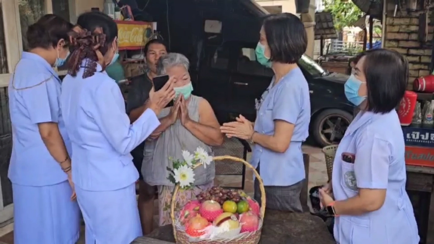 จบสวย! คลิปยายวัย 74 ปี ถูกหมอไล่ออกนอกห้องรักษา รพ.หอบกระเช้าขอโทษ