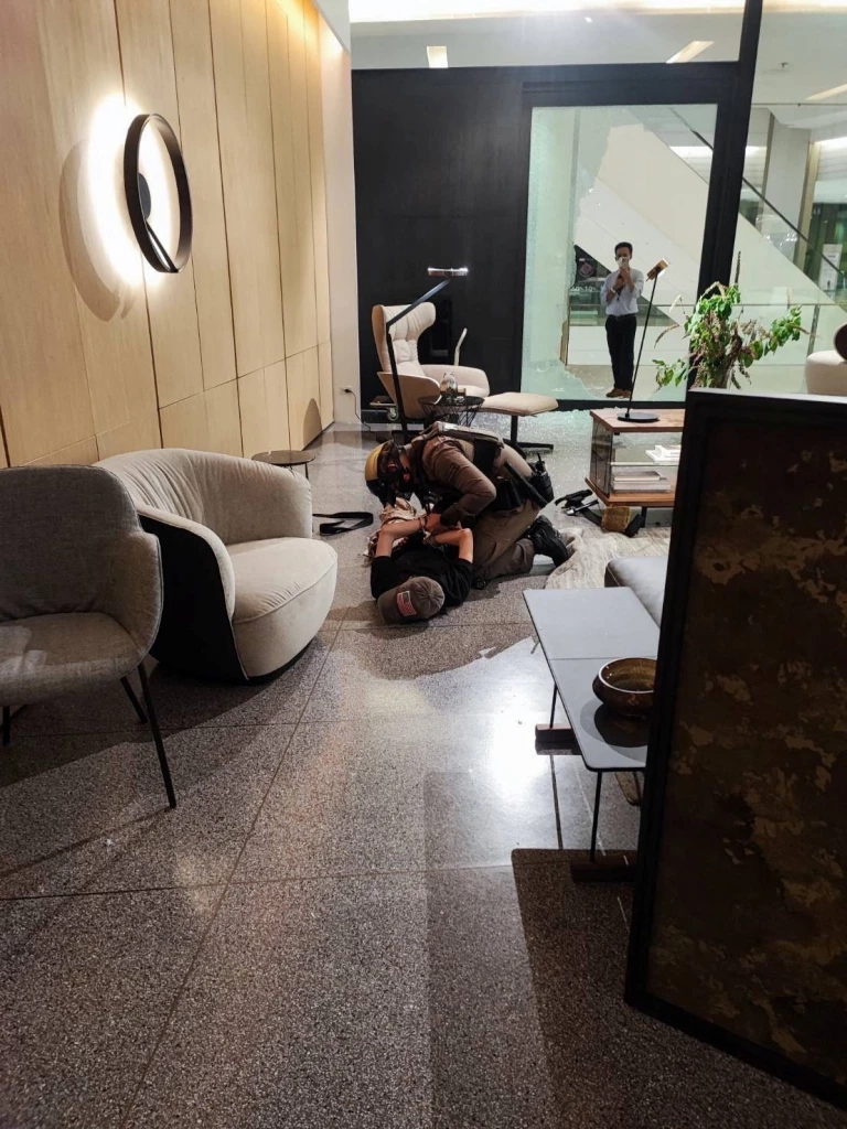 เผยโฉมหน้าเจ้าหน้าที่ตำรวจ 2 นาย ผู้เจรจากับผู้ก่อเหตุยิงกลางห้างพารากอน