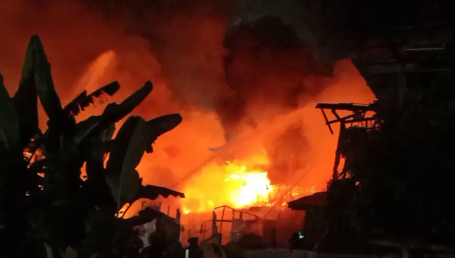 ไฟไหม้ชุมชนแออัด ย่านบางพลัด เผาวอด 5 หลัง คาดไฟฟ้าลัดวงจร