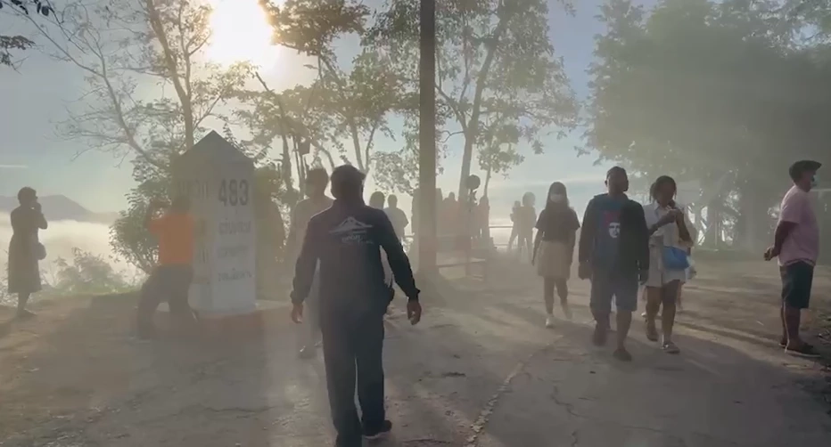 นักท่องเที่ยว แห่ชมทะเลหมอกเชียงคาน สถานที่ยอดฮิตทะเลหมอกสวยจับใจ