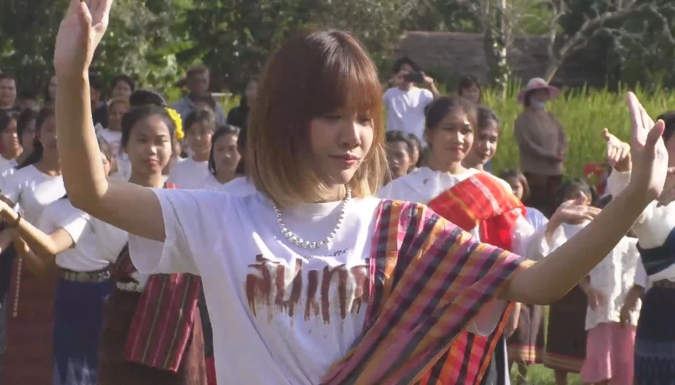 "ต้องเต" แต่งหญิงรำแก้บน หลังหนัง "สัปเหร่อ" กวาดรายได้ทะยานสู่ 700 ล้านบาท