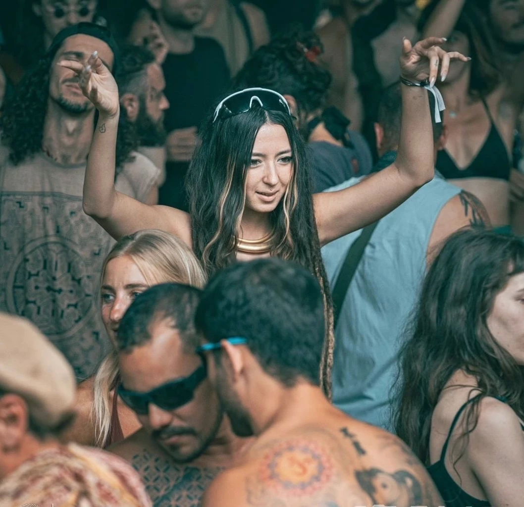 แม่หวังพึ่งปาฏิหาริย์ ศิลปินช่างสักชาวเยอรมัน "ยังมีชีวิต"