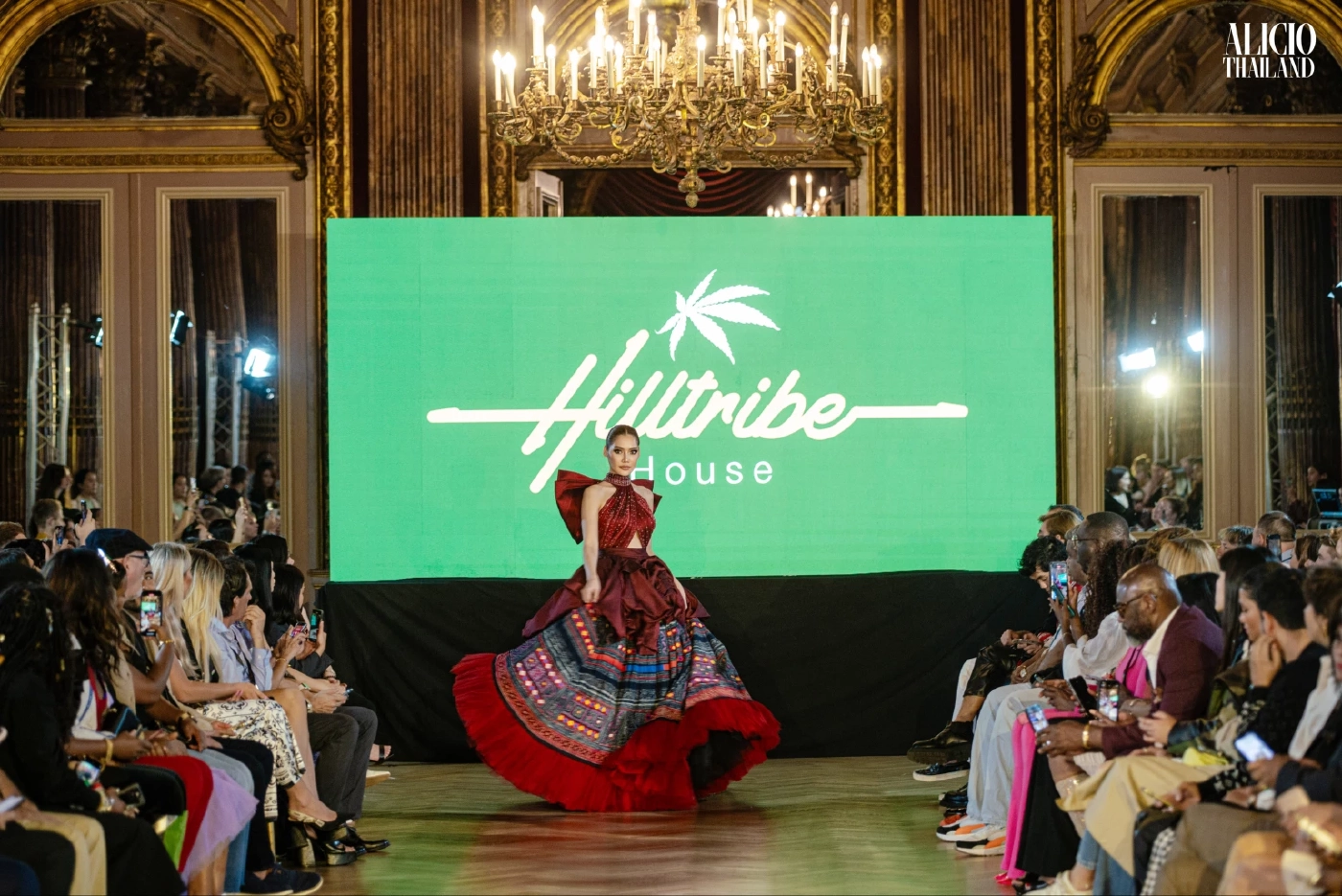"พรฟ้า" พาผ้าไทยลายชาวเขาเฉิดฉายบนรันเวย์ Paris  Fashion Week 2023
