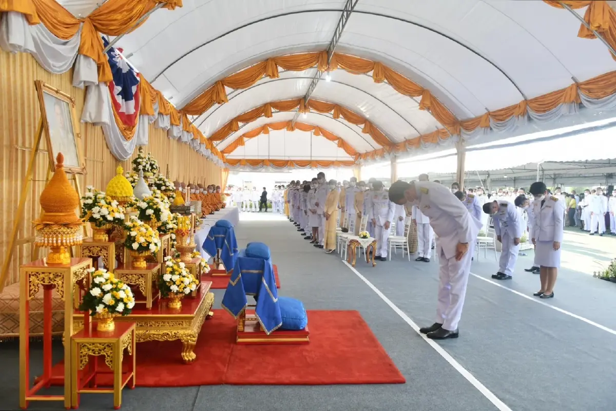 "นายกฯ"พร้อมครม.ร่วมทำบุญตักบาตรเนื่องในวัน"นวมินทรมหาราช"