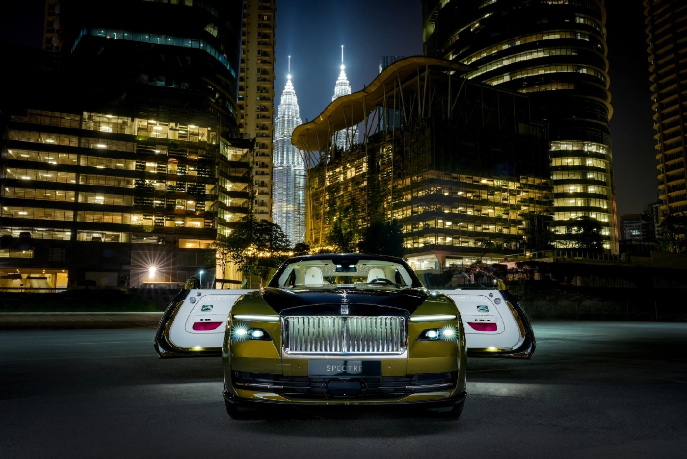 โรลส์-รอยซ์ เปิดตัว ‘สเปกเตอร์’ รุ่นแรกของโลกที่เป็นไฟฟ้าเริ่มต้น 31.8 ล้าน