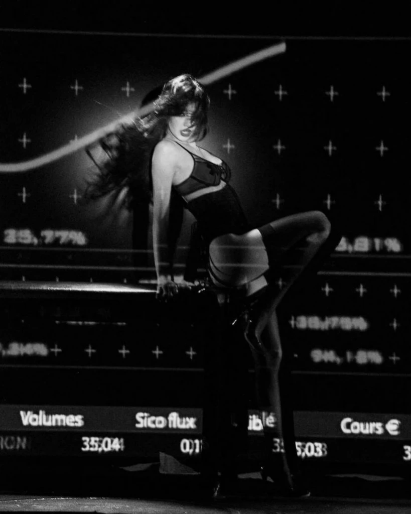 "ลิซ่า" ไม่แผ่วจัดเต็มลงรูปการแสดง Crazy Horse ในคลับคาบาเร่ต์ที่ปารีส 