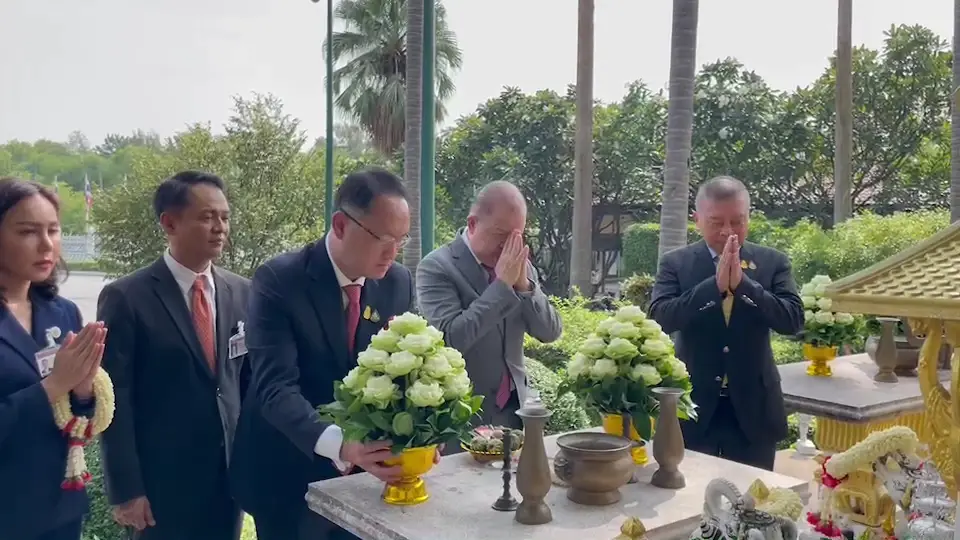 ทีมที่ปรึกษานายกฯ เข้าสักการะสิ่งศักดิ์สิทธิ์ประจำทำเนียบรัฐบาล