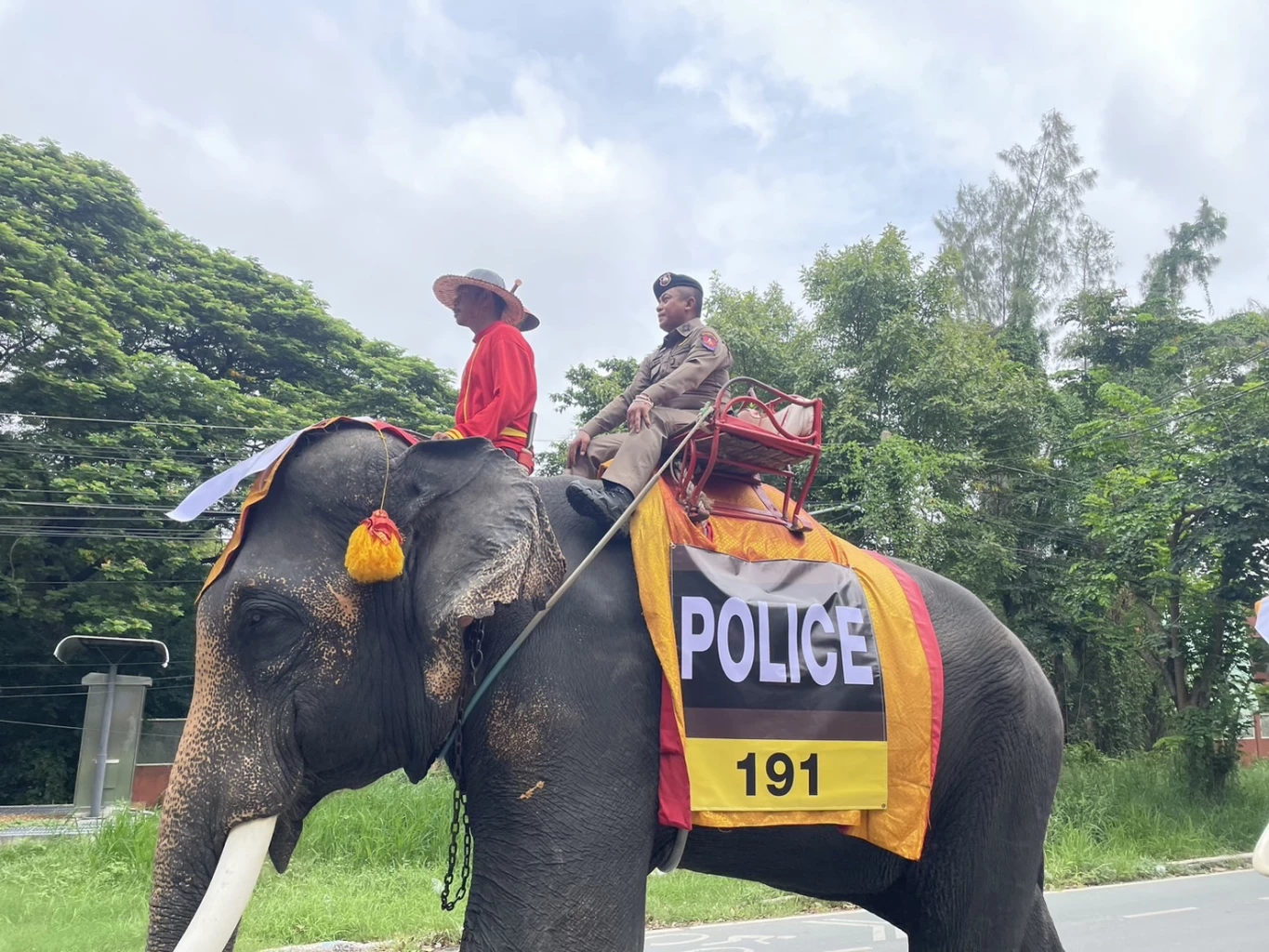 ตำรวจอยุธยา ปล่อยแถวสายตรวจช้าง สร้างความเชื่อมั่นให้กับนักท่องเที่ยว