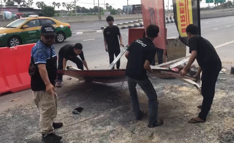 หนุ่มไรเดอร์ขับรถ จยย.ชนป้ายเตือนก่อสร้าง ร่างกระเด็นหมดสติ