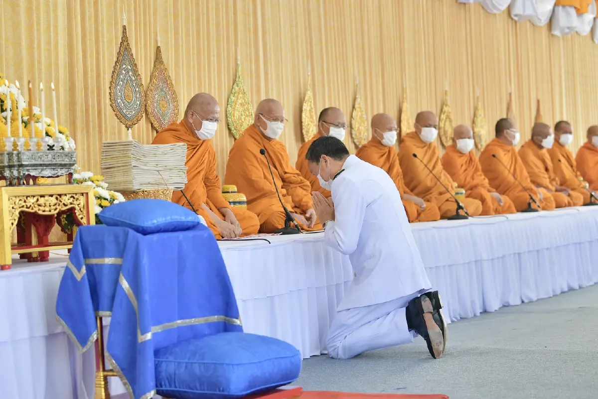 "นายกฯ"พร้อมครม.ร่วมทำบุญตักบาตรเนื่องในวัน"นวมินทรมหาราช"