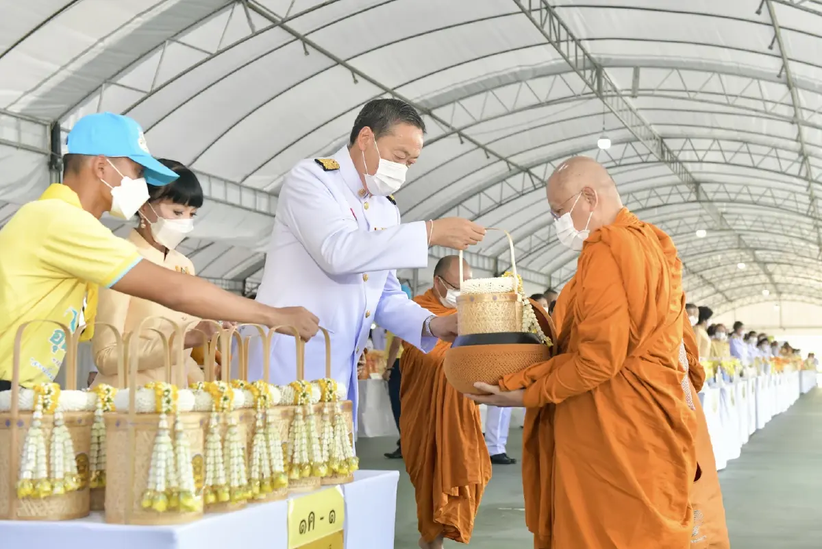 "นายกฯ"พร้อมครม.ร่วมทำบุญตักบาตรเนื่องในวัน"นวมินทรมหาราช"