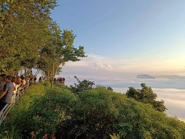 นักท่องเที่ยว แห่ชมทะเลหมอกเชียงคาน สถานที่ยอดฮิตทะเลหมอกสวยจับใจ