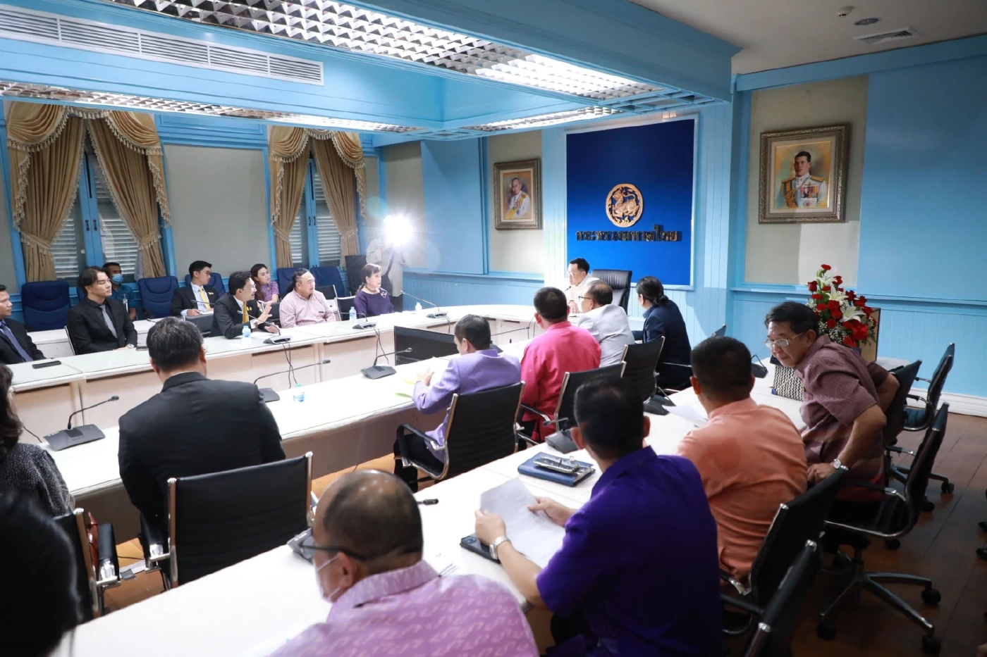 คนบันเทิง เข้าพบ อนุทิน รองนายกรัฐมนตรี ยื่นหนังสือขอยกเลิกคำสั่ง คสช.