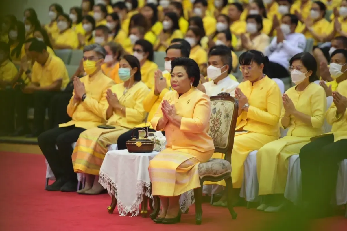 "พวงเพ็ชร"ร่วมพิธีสวดพระพุทธมนต์เนื่องในวันนวมินทรมหาราช