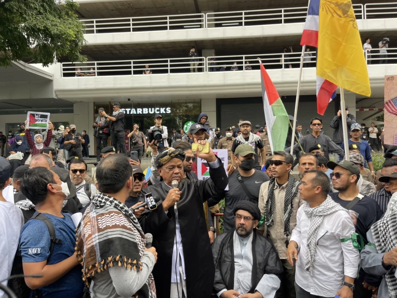 หวิดวุ่น! กลุ่มหนุนปาเลสไตน์ บุกเผาธงหน้าสถานทูตอิสราเอล ร้องขอสันติภาพ