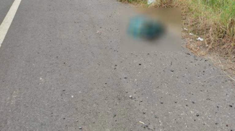 ผงะ! พบกระเป๋าปริศนาส่งกลิ่นเหม็นคลุ้ง ถูกทิ้งข้างทาง แจ้งกู้ภัยตรวจสอบ