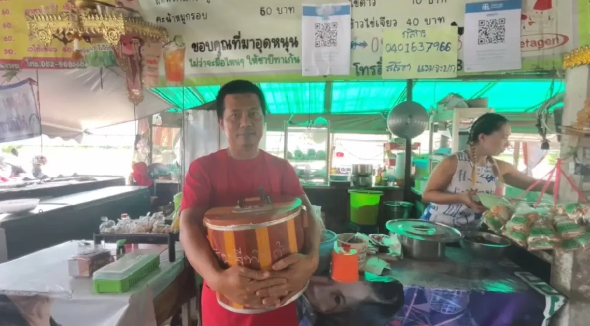 จ.โจร ใจกล้า! ย่องล้วงเงินแม่ค้า ทั้งที่เจ้าของนั่งอยู่กลางร้าน (มีคลิป)
