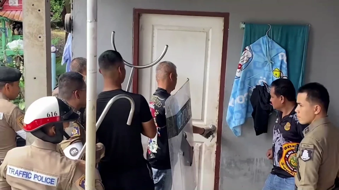 บุกช่วยหนุ่มคลั่ง ใช้มีดกรีดตัวเองเจ็บสาหัส