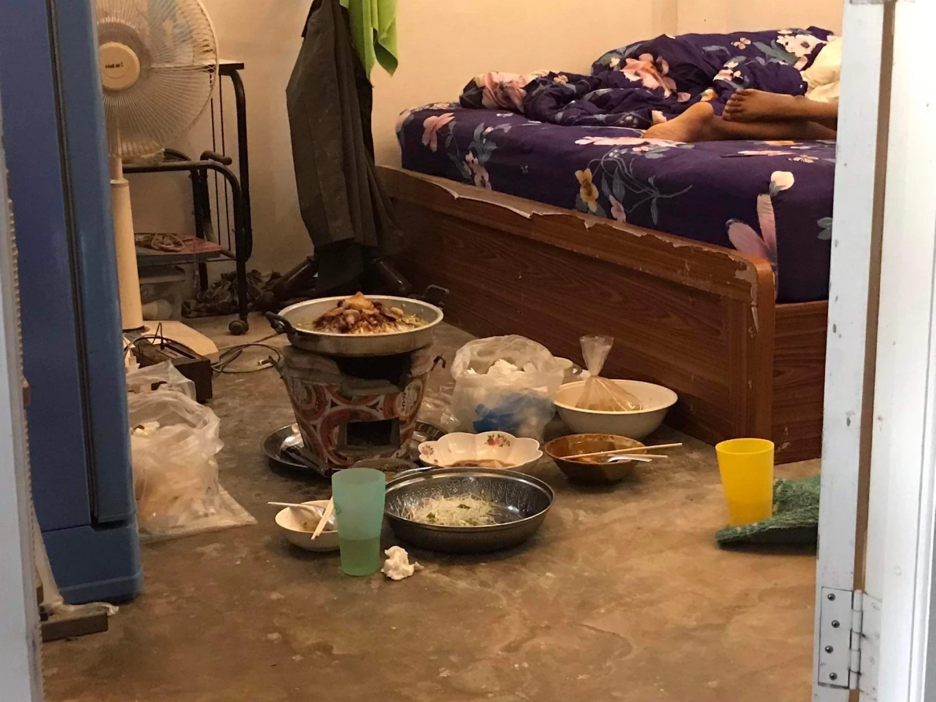 ล็อกห้องเรียกไม่ตื่น เจาะผนังเปิดช่วยถึงผงะ นอนกอดแฟนที่เป็นศพไปแล้ว