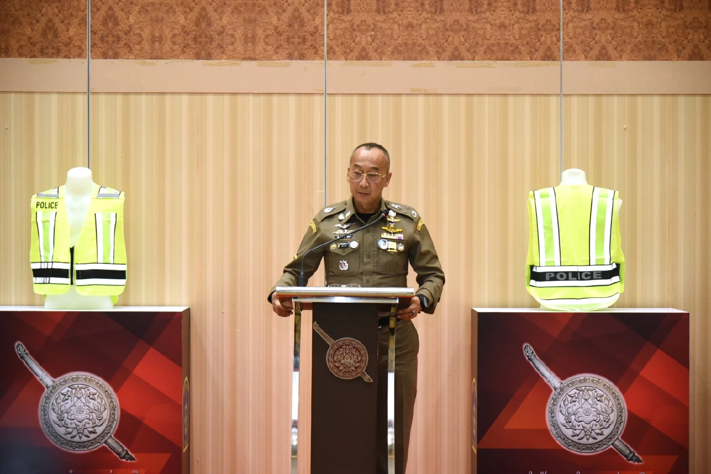 ผบ.ตร.มอบ "เสื้อกั๊กสะท้อนแสง แบบใหม่" นำร่อง สวมทับเครื่องแบบ