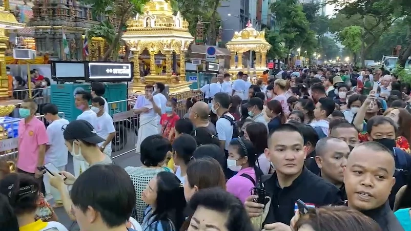 วัดแขกสุดคึกคัก คลื่นมหาชนร่วมขบวนแห่ "เทศกาลนวราตรี" (มีคลิป)