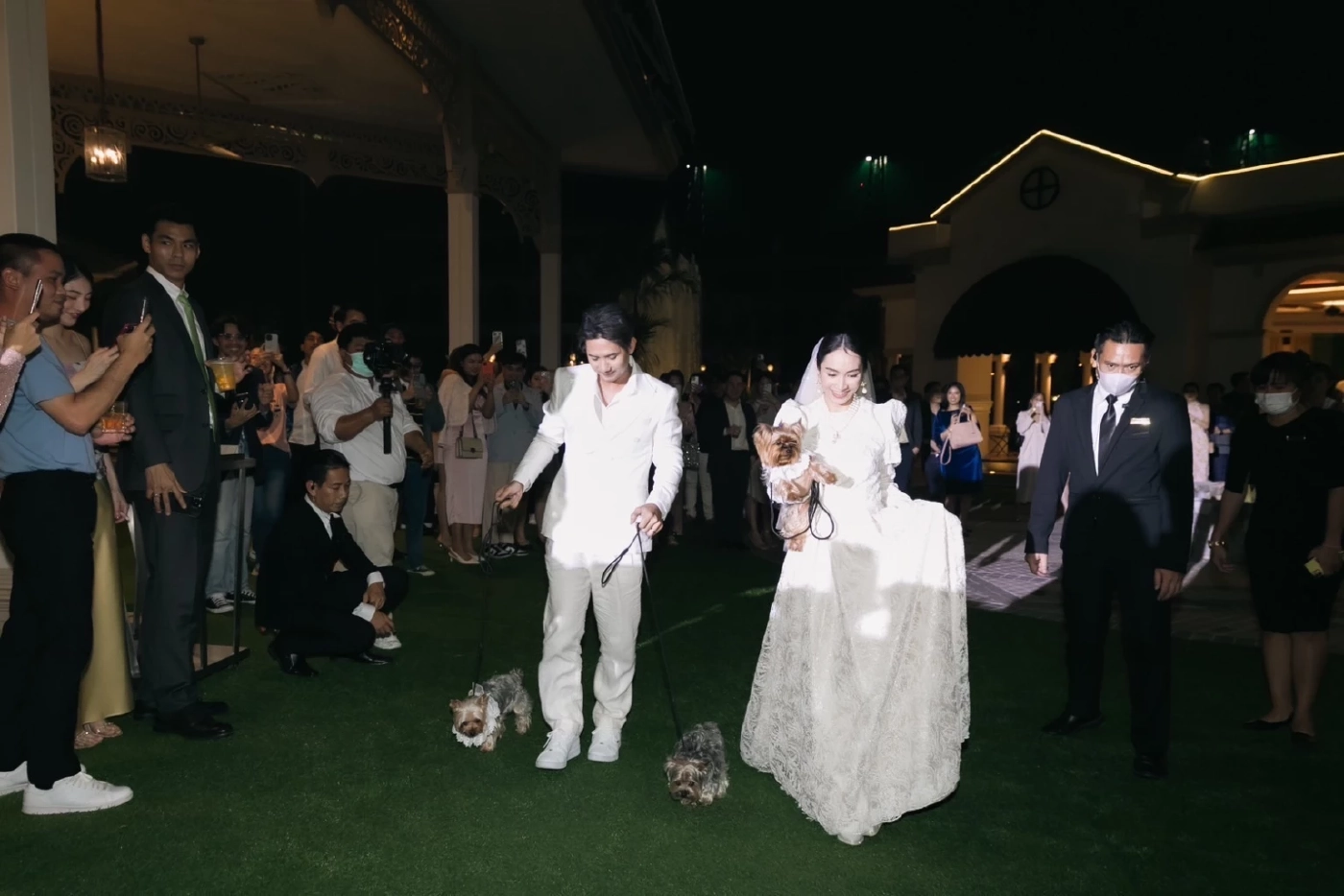 โมเมนต์สุดซึ้ง รัฐ Tattoo Colour ควงแฟนสาววิวาห์หวานขอเป็นสามีที่ดีที่สุด