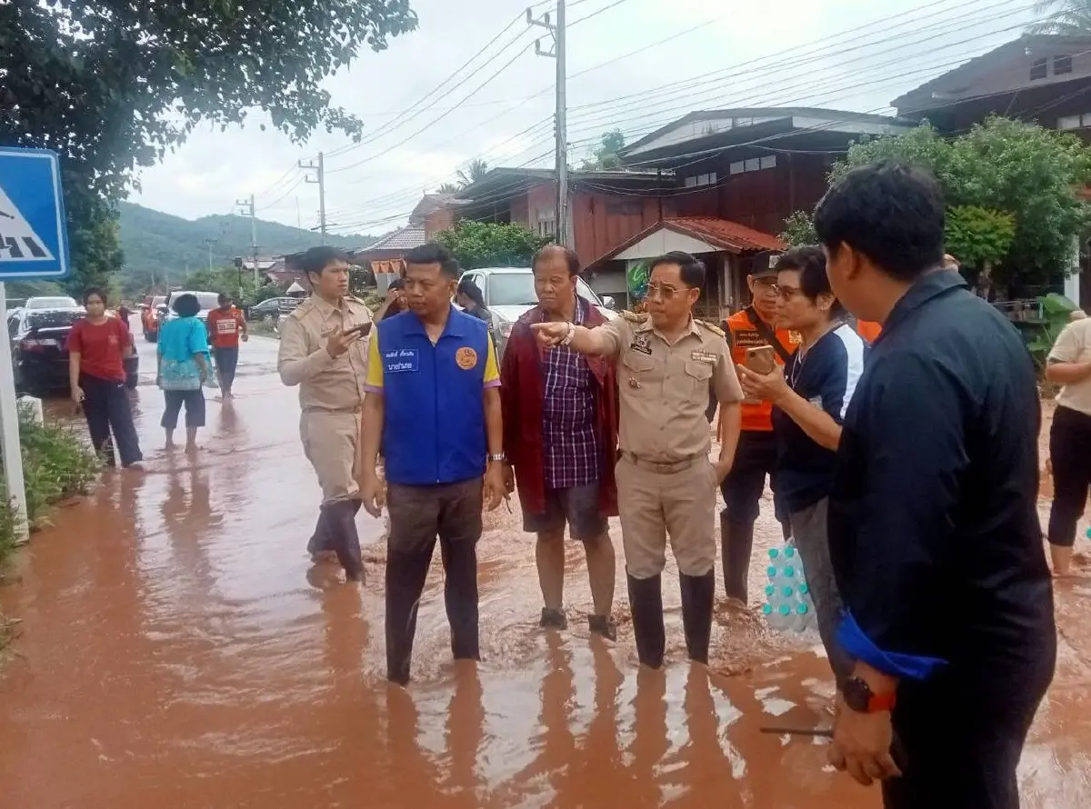 อุตรดิตถ์ฝนถล่ม น้ำป่าหลากเข้าท่วม 2 อำเภอ จนท.เร่งอพยพช่วยชาวบ้าน