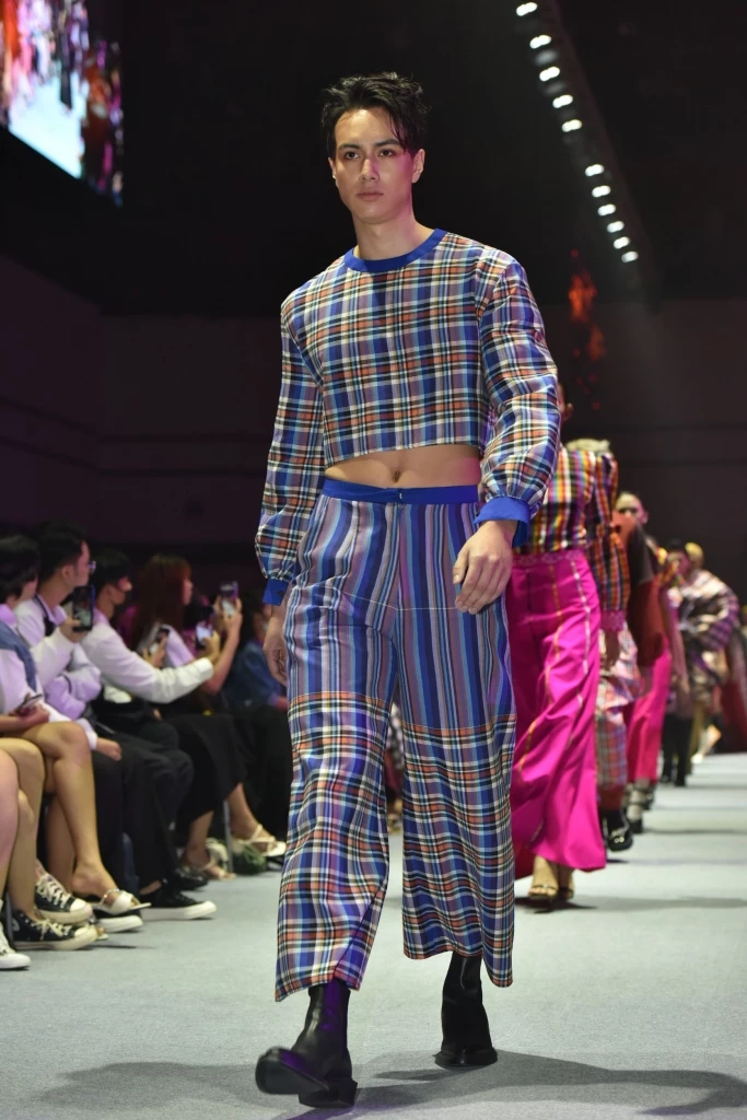 Soft Power โชว์หัตถศิลป์งานแฟชั่นผ้าไทยตระหง่านบนเวทีความยั่งยืน